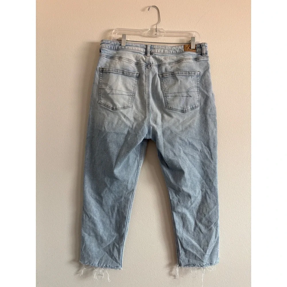 Women's American Eagle Women Light Wash High Waisted Mom Jeans Raw Hem 14 Short